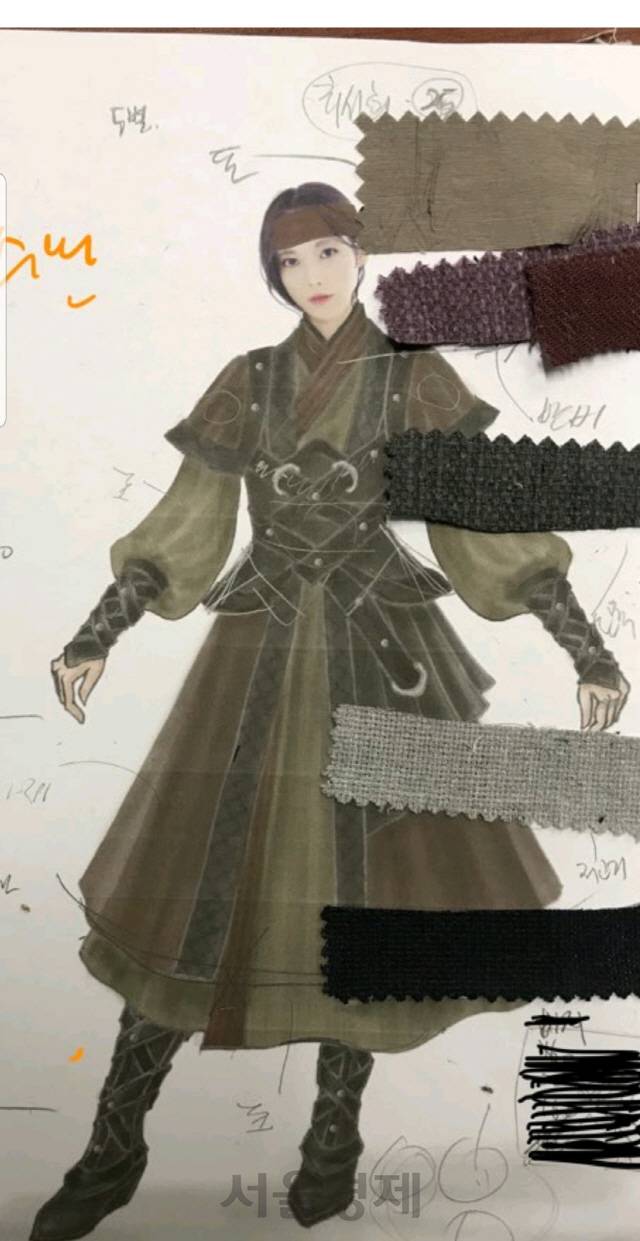 tvN 드라마 ‘호텔 델루나’ 장만월의 사극복 스케치. 강한 느낌을 주기 위해 거칠고 짙은 원단을 사용했다./사진제공=아이엠