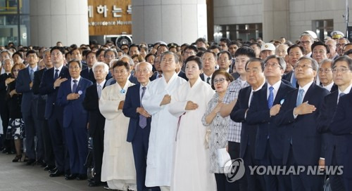 광복절 경축식, 국기에 경례하는 문 대통령 (천안=연합뉴스) 배재만 기자 = 문재인 대통령이 15일 오전 천안 독립기념관 겨레의 집에서 열린 제74주년 광복절 경축식에서 국기에 경례하고 있다.  scoop@yna.co.kr