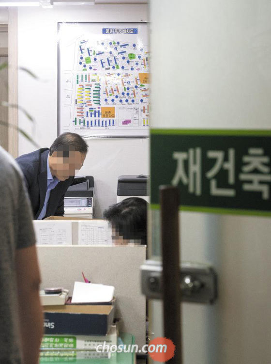 지난 13일 서울 강동구 둔촌주공 재건축 단지 조합 사무실에서 조합 관계자들이 업무를 보고 있다. 아파트 철거 작업을 벌이고 있는 둔촌주공은 이르면 10월부터 민간택지에 분양가 상한제가 적용되면 분양 가격이 크게 낮아지고 사업성도 악화할 것으로 예상돼 조합원들이 대책 마련에 골머리를 앓고 있다. /김지호 기자