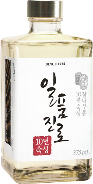 원액이 거의 바닥나 이제는 시중에서 구할 수 없는 일품진로 10년. 일품진로 19년산과 비교 시음한 결과 일품진로 10년은 맑고 부드러웠고, 일품진로 19년산은 오크의 캐릭터가 더 묻어나 소주와 위스키의 장점을 합쳐 놓은 밸런스가 인상적이었다. 서울신문 DB