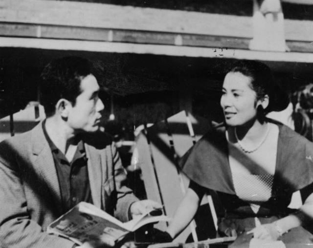 영화 '오밡탄'은 최무룡(왼쪽) 등 당대 유명 배우들이 생계비 수준의 돈만 받고 대거 출연했다. 한국일보 자료사진