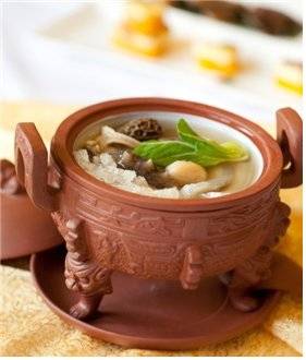제비집 스프. 뚠지탕(炖鸡汤)은 중국에서는 행사때 제비집 스프 요리로 큰 행사로 인정을 받기 위해서는 제비집 스프 요리가 나와야 한다. [사진 전지영]