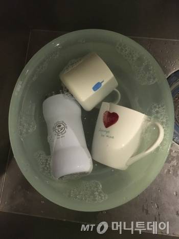 물을 받아 설거지를 할 땐, 세 번 정도는 새 물로 바꿔 헹구는 편이 좋다./사진=설거지의 달인, 남형도 기자