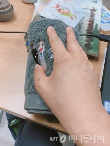 회사에 수건을 놓으니, 휴지를 아예 안 쓰게 되서 좋았다. 결혼한 동기 협찬으로 얻은 수건이다./사진=남형도 기자