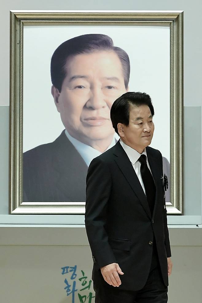 정동영 민주평화당 대표가 18일 오전 서울 동작구 국립서울현충원에서 열린 고 김대중 전 대통령 서거 10주기 추도식에서 추도사를 하기 위해 단상으로 이동하고 있다.(사진=연합뉴스)