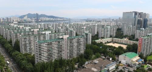 지난 12일 발표된 민간택지 분양가상한제로 강남 재건축 단지 '반값 아파트' 기대감이 커졌다. 지난달 서울 통장 가입자가 6월과 비교해 3배 가까이 급증했다. 사진은 서울 아파트 전경.<연합뉴스>