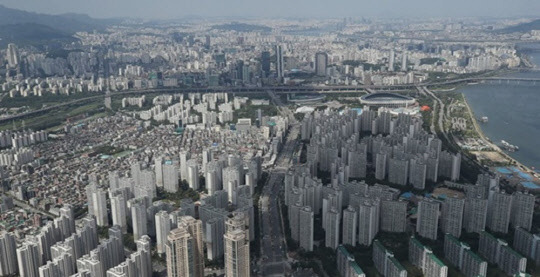 지난달 서울 민간 아파트 평균 분양가격이 3.3㎡당 2664만원으로 전년 동기 대비 18% 상승한 것으로 조사됐다. 사진은 서울 아파트 전경.,<연합뉴스>
