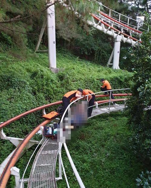 지난 16일 오후 대구 달서구 이월드 놀이기구 허리케인에서 119구급대원들이 아르바이트 20대 남성을 구조하고 있다. [사진 대구소방안전본부]
