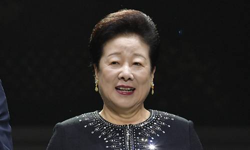 17일 경기 가평군 청심평화월드센터에서 열린 ‘문선명 천지인참부모 천주성화 7주년 기념 성화축제’에서 한학자 총재가 무대로 이동하고 있다. 가평=하상윤 기자