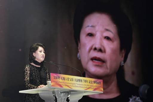 17일 경기 가평군 청심평화월드센터에서 열린 ‘문선명 천지인참부모 천주성화 7주년 기념 성화축제’에서 정원주 총재비서실장이 서신을 낭독하고 있다. 가평=하상윤 기자