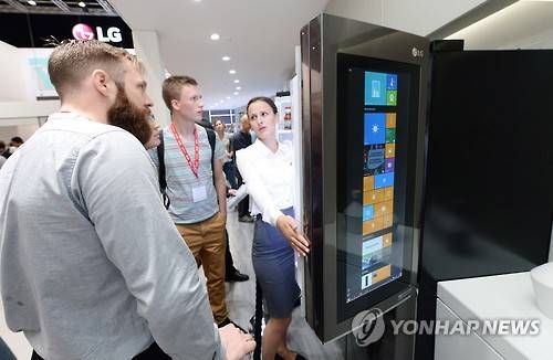 LG 스마트 냉장고 살펴보는 'IFA 2016' 관람객들 (서울=연합뉴스) [LG전자 제공=연합뉴스]