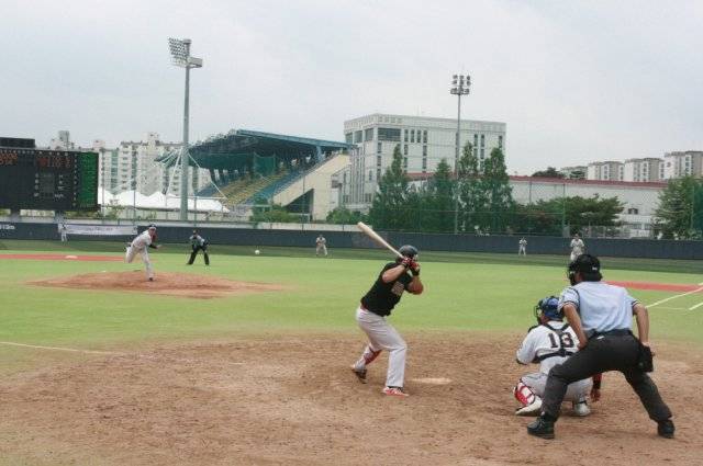 독립야구단 경기도리그 경기가 다음달 24일까지 경기 광주 팀업캠퍼스에서 매주 화요일과 목요일 열린다. 성남 블루펜더스와 연천 미라클이 경기하는 모습. 경기도 제공