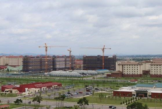 영내 숙소 공사는 계속되고 있다. 사령부 이전은 끝났지만 전체 부대 이전은 오는 2021년에 완료될 예정이다. 박용한 연구위원