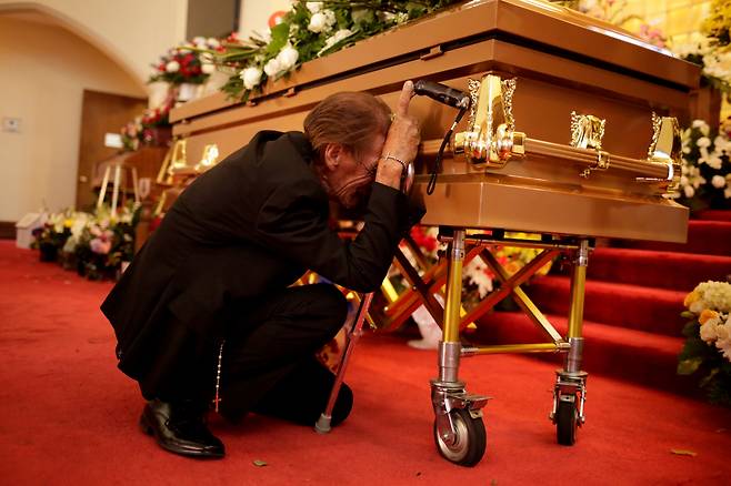 안토니오 바스코가 미국 텍사스주 엘패소에서 발생한 총기난사 사건으로 목숨을 잃은 아내 마지 레카드의 관 옆에서 17일(현지시간) 오열하고 있다. [로이터]