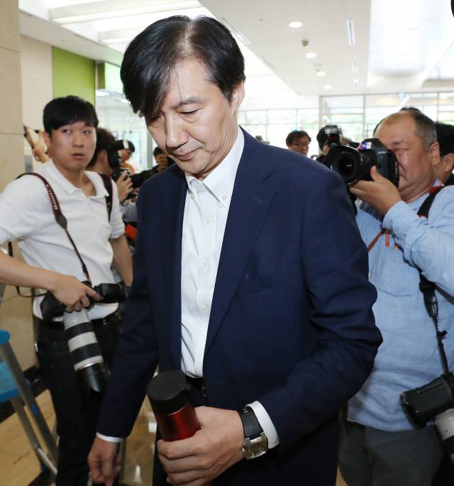 조국 법무부 장관 후보자가 19일 오전 인사청문회 준비 사무실이 마련된 서울 종로구의 건물로 출근하고 있다. /연합뉴스