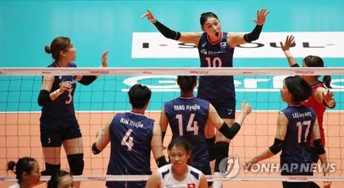 좋아! (서울=연합뉴스) 박동주 기자 = 19일 서울 송파구 잠실실내체육관에서 열린 제20회 신한금융 서울 아시아여자배구선수권대회 A조 2차전 대한민국과 홍콩의 경기. 한국이 득점하자 김연경 등 선수들이 기뻐하고 있다. 2019.8.19 pdj6635@yna.co.kr