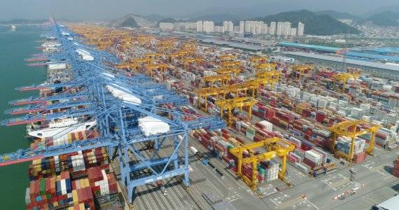 부산항만공사는 최근 컨테이너 부두 간 물류운송(ITT) 흐름을 개선하기 위한 블록체인 기반의 ITT 운송 시스템을 구축·운용키로 하고 구체적인 운영 계획 수립에 착수했다. 부산신항 전경. fnDB