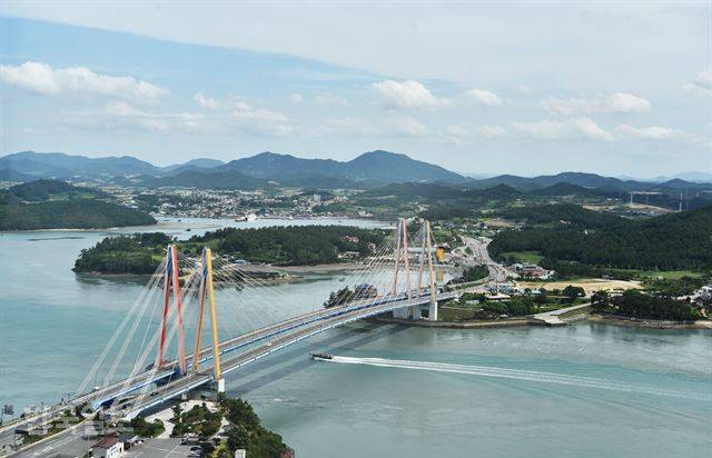 진도타워에서 본 명량해협. 오른쪽 교각 아래가 물살이 가장 센 지점이고, 그 주변이 우수영관광지다. 전라우수영은 두 교각 사이의 섬(양도) 뒤로 보이는 마을이다. 해남=최흥수 기자