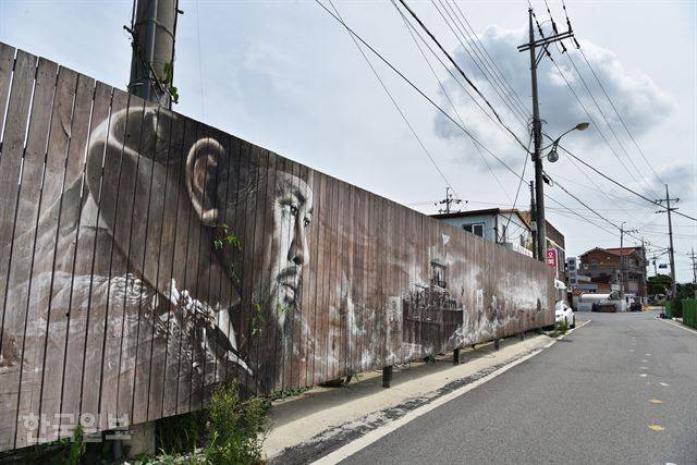 우수영문화마을 초입 담장에 이순신과 명량해전을 표현한 대형 그림이 그려져 있다.