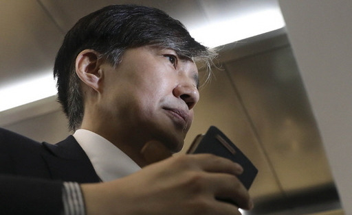 조국 법무부 장관 후보자가 19일 오전 서울 종로구 적선현대빌딩에 마련된 인사청문회 준비 사무실로 출근하고 있다. 뉴시스