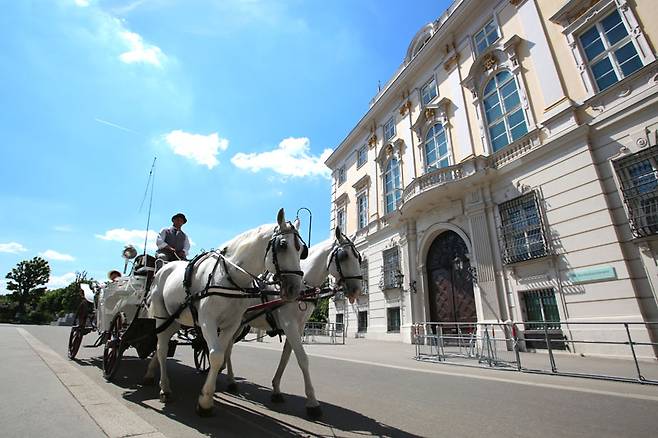 관광마차를 타고 도심을 돌면 중세시대 귀족이 된 기분!
