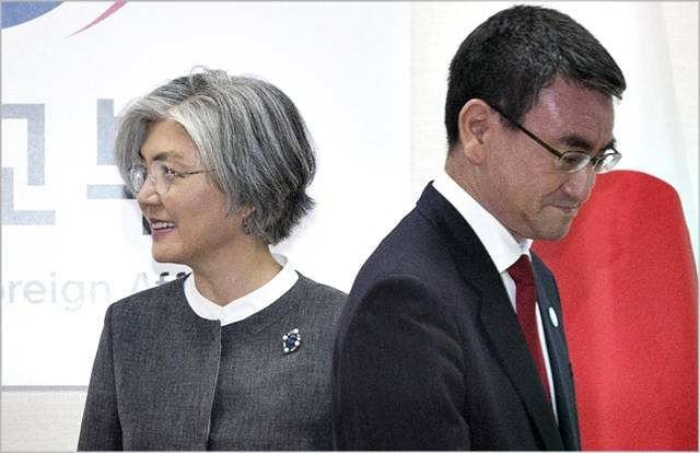 강경화 외교부 장관과 고노 다로 일본 외무상 ⓒ데일리안