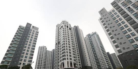 민간택지 분양가상한제가 강남 신축 아파트 프리미엄을 더 띄우면서 신축 아파트값이 고공행진하고 있다. 아크로리버파크 전용 59㎡는 1년6개월 만에 실거래가가 4억원 가까이 급등했다. 



사진은 아크로리버파크 전경.



연합뉴스