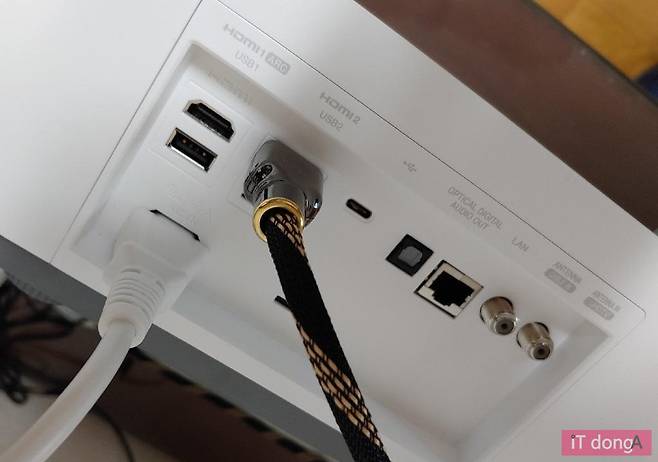 전원 케이블과 HDMI 케이블만 연결하면 준비 끝.