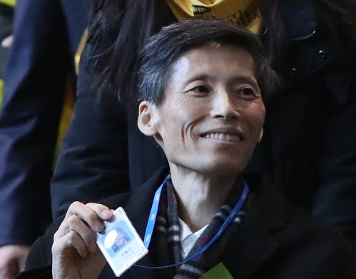 2012년 공정방송을 위한 MBC 170일 파업 당시 해고된 이용마 기자가 2017년 12월 11일 오전 서울 상암 MBC에서 동료들의 환영을 받으며 복직 후 첫 출근을 하고 있다. 뉴시스