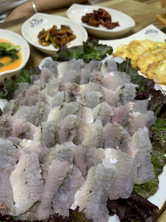 순천의 대표 먹거리 문저리(망둥이) 회. 붕장어처럼 뼈째 먹는 문저리 회는 씹는 느낌이 거칠지만 살의 탄력이 좋다.