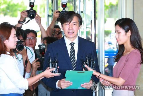 입장 밝히는 조국 후보자 (서울=연합뉴스) 홍해인 기자 = 조국 법무부 장관 후보자가 21일 오전 인사청문회 준비 사무실이 마련된 서울 종로구 적선 현대빌딩으로 출근하며 불거진 의혹과 관련해 입장을 밝히고 있다. 2019.8.21 hihong@yna.co.kr