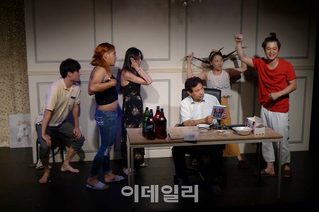 연극 ‘인방갤’의 한 장면(사진=극단 나베).