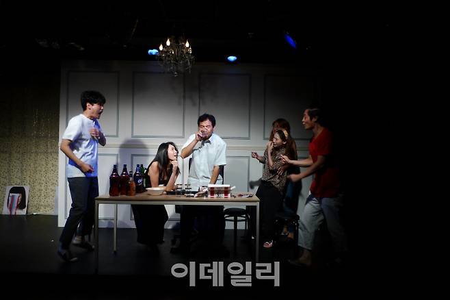 연극 ‘인방갤’의 한 장면(사진=극단 나베).