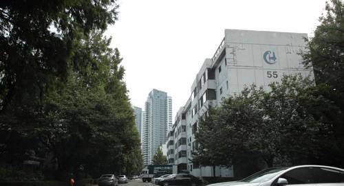 정부가 10월 민간택지 분양가상한제 시행시 땅값을 강하게 규제할 예정이어서 재건축초과이익환수까지 적용받는 단지들은 타격이 클 전망이다. 반포주공1단지 전경.<연합뉴스>