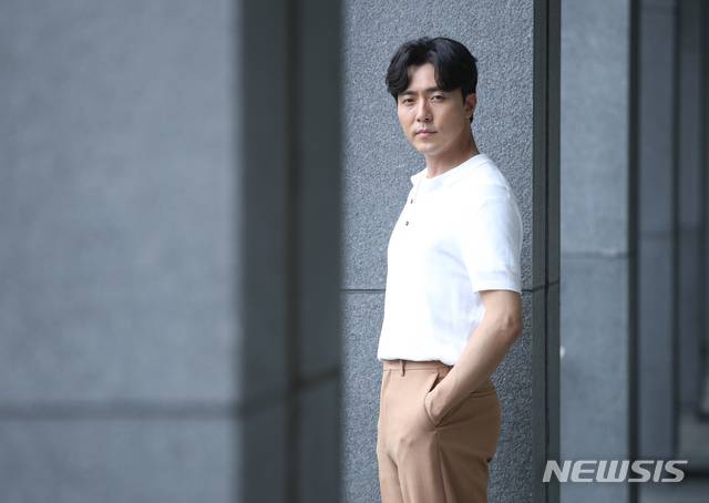 【서울=뉴시스】조수정 기자 = tvN 월화드라마 '60일, 지정생존자' 김남욱 대변인 역 배우 이무생이 21일 서울 충무로 뉴시스 본사에서 종방인터뷰에 앞서 포즈를 취하고 있다. 2019.08.21. chocrystal@newsis.com