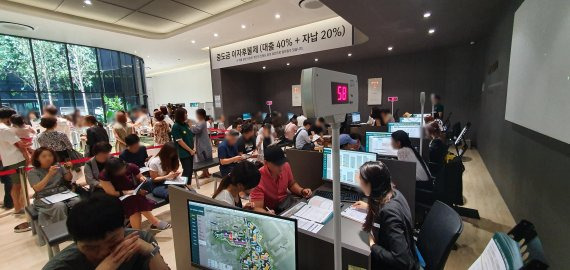 서울 서초구 양재동 225-4번지에 23일 오픈한 '이수 푸르지오 더 프레티움' 견본주택 현장. 서울 동작구 사당동 42번지 일원 사당3구역을 재건축해 짓는 이 단지는 지하 3층~지상 15층, 11개 동 514가구로 지어지며 이 중 153가구가 일반분양 물량이다.