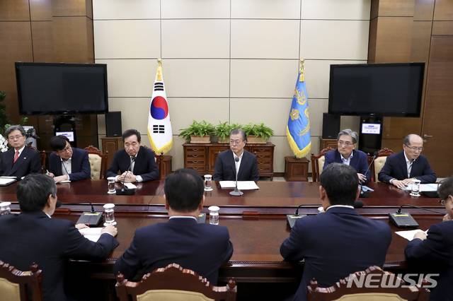 【서울=뉴시스】 박진희 기자 = 문재인 대통령이 22일 오후 청와대에서 한일군사정보보호협정(GSOMIA·지소미아) 관련 국가안전보장회의(NSC) 상임위 회의 내용을 보고받고 있다. 2019.08.22. (사진=청와대 제공)  photo@newsis.com