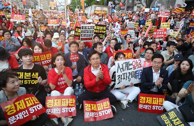 지난 5월 25일 오후 서울 광화문 세종문화회관 앞에서 열린 자유한국당 6번째 ‘문재인 STOP, 국민이 심판합니다’ 장외집회에서 황교안 대표와 나경원 원내대표 등이 박수를 치고 있다. (사진=연합뉴스)