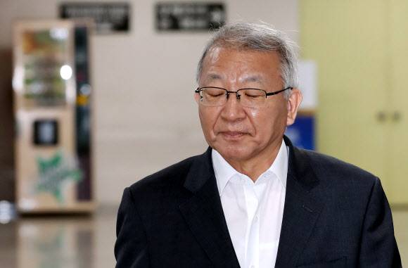 사법행정권 남용 의혹을 받는 양승태 전 대법원장이 23일 서울 서초구 서울중앙지법에서 열린 공판에 출석하며 법정으로 향하고 있다. 2019.8.23 연합뉴스