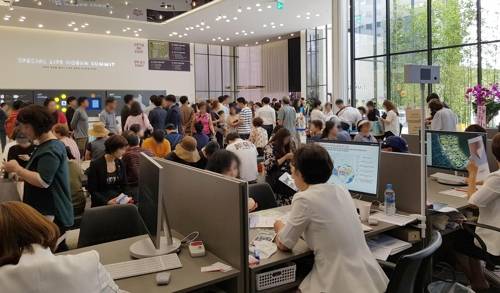호반써밋 고덕신도시 견본주택에 몰린 방문객들 [호반산업 제공]