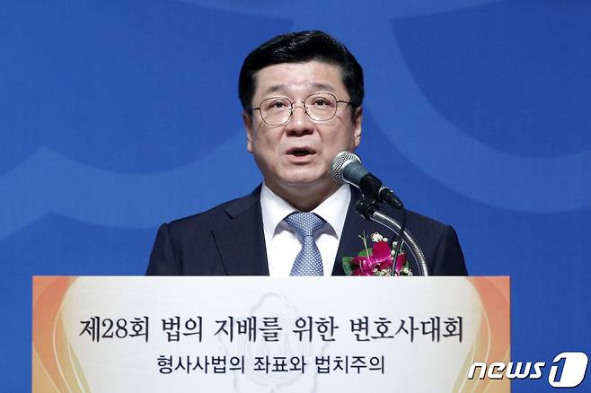 이찬희 대한변호사협회장이 26일 오전 서울 중구 롯데호텔에서 열린 제28회 법의 지배를 위한 변호사대회에서 기조연설을 하고 있다. 2019.8.26/뉴스1 © News1 안은나 기자