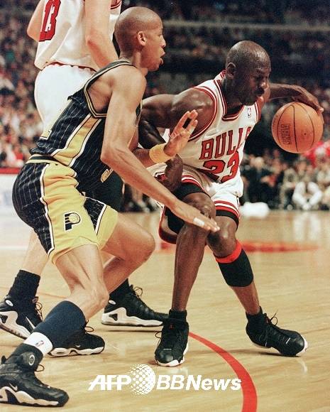 1997~98시즌 올NBA 퍼스트 팀 가드 마이클 조던에 맞서 써드 팀의 레지 밀러가 끝까지 대항했지만 결국 마지막 한 끗이 모자라고 말았다. ⓒAFPBBNews = News1