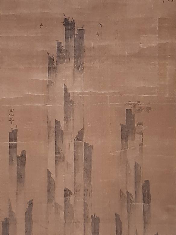 전시의 대표작 중 하나로 꼽히는 작가 미상의 1557년 작 <총석정>의 일부분. 재일동포 기업가 윤익성의 유족으로부터 기부금을 받아 일본 교토에서 사들인 작품이다. 관동팔경의 절경으로 꼽히는 총석정의 돌기둥을 꼿꼿한 막대처럼 단순명료한 형상으로 표현한 점이 눈을 잡아끈다. 돌기둥 주위로 새들이 날아다니고 꼭대기에 나무가 얹히듯 자라고 있는 모습이 보인다. 일부 봉우리에는 ‘사선봉’ 등의 명칭도 명기해놓았다.