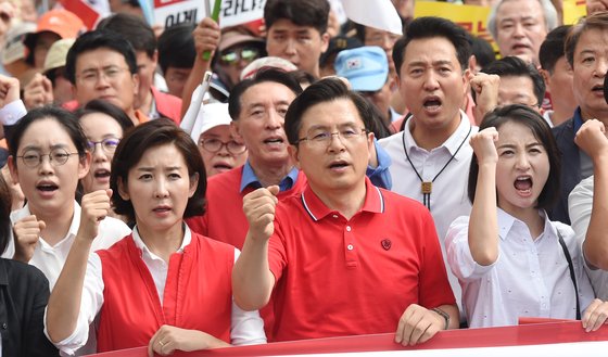 자유한국당 황교안 대표와 나경원 원내대표등 소속 의원과 당원들이 24일 오후 서울 종로구 세종문화회관 앞에서 문재인 대통령 규탄 집회를 마치고 청와대 방면으로 행진하고 있다. 연합뉴스