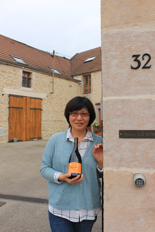 쥬브레 샹베르땡의 루 뒤몽에서 뫼르소 와인을 들고 포즈를 취하는 박재화 대표