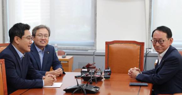 - 바른미래당 오신환(왼쪽부터)·더불어민주당 송기헌·자유한국당 김도읍 의원 등 국회 법제사법위원회 여야 간사들이 26일 국제사법위원회 소회의실에서 조국 법무부 장관 후보자의 청문회 일정을 조율하고 있다.김명국 선임기자 daunso@seoul.co.kr