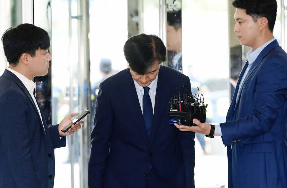 고개 숙인 조국  - 조국 법무부 장관 후보자가 26일 인사청문회 준비 사무실이 꾸려진 서울 종로구 적선 현대빌딩에 출근하며 인사를 하고 있다. 조 후보자는 이날 출근길에 법무·검찰개혁 정책을 발표했고, 국회는 조 후보자에 대한 청문회를 새달 2~3일 열기로 합의했다.이종원 선임기자 jongwon@seoul.co.kr