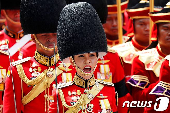 선왕 장례식에서 근위대를 지휘하는 시니낫 후궁.  © 로이터=뉴스1