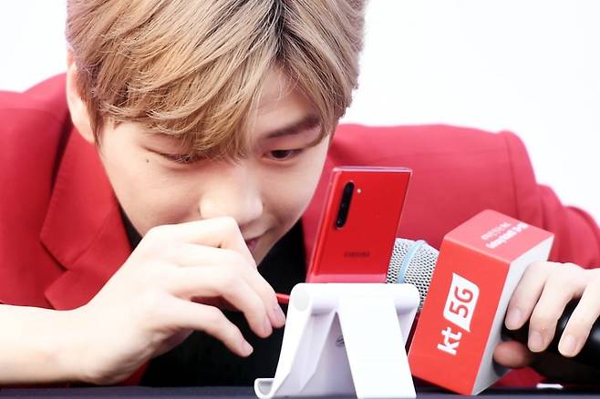 가수 강다니엘이 2019년 8월 19일 오후 서울 을지로 노보텔 앰배서더 동대문에서 열린 KT 갤럭시노트10 사전예약 가입자 100명 초청 런칭 전야파티 'Red on me'에 참석해 사인을 하고 있다. / 변성현 한경닷컴 기자 byun84@hankyung.com