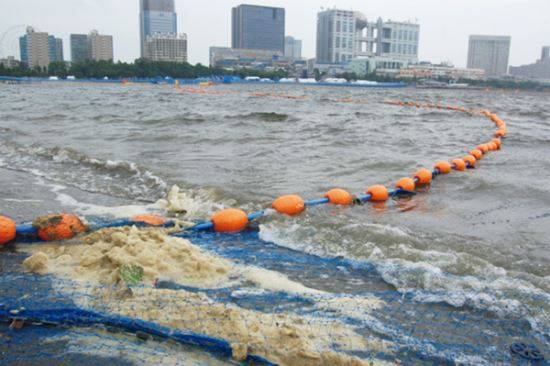 내년 도쿄올림픽 트라이애슬론이 열리는 오다이바 앞바다에 갈색 거품이 포착됐다. 주프레 캡처